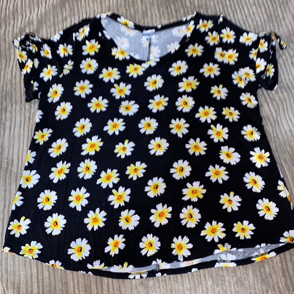 Meri Skye daisies v-neck tee cuff & clasp detail on sleeves Size 1X